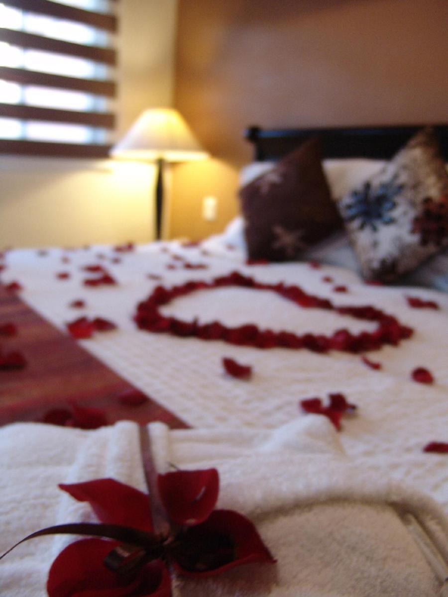 Casa Del Tio Hotel Boutique San Miguel de Allende Pokój zdjęcie A bed decorated with rose petals