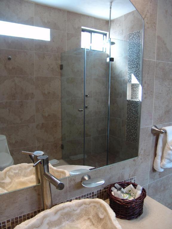 Casa Del Tio Hotel Boutique San Miguel de Allende Pokój zdjęcie A shower door
