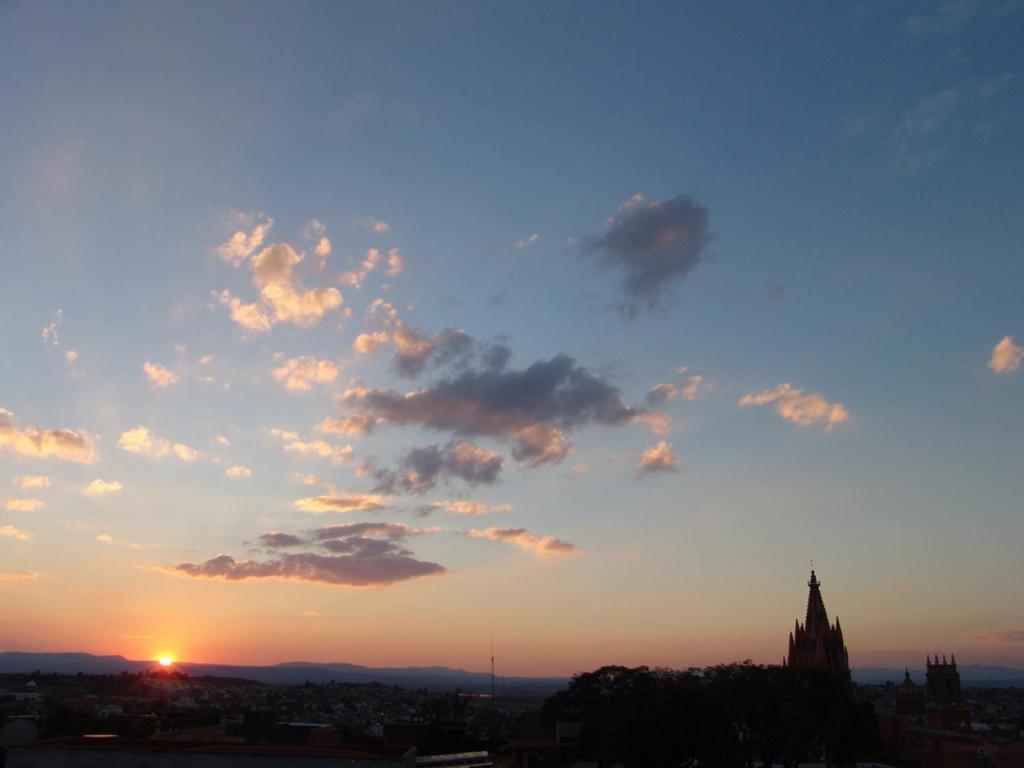 Casa Del Tio Hotel Boutique San Miguel de Allende Zewnętrze zdjęcie Sunset over the city